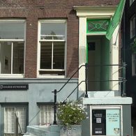 Sommige beelden hebben geen uitleg nodig. Deze foto’s van Helena van der Kraan (1940-2020) zien wat ze laten zien: een hemd in het licht dat door het raam naar binnen [&hellip;]