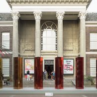 Het leven en het werk van een kunstenaar zijn onlosmakelijk met elkaar verbonden, kleine toevalligheden bepalen soms hele oeuvres. Het is niet alleen een kwestie van op het juiste moment [&hellip;]