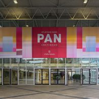 Afgelopen weekend opende de kunst en antiekbeurs PAN in de RAI Amsterdam. Traditiegetrouw een beurs waar de nadruk ligt op oudere kunst, maar ook design, antiek, curiositeiten, sieraden en hedendaagse [&hellip;]