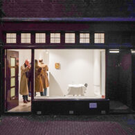 Zowel de schilderijen als de lijsten in het werk van Karel Dicker (1989) zijn nauwkeurig uitgewerkte entiteiten die elkaar versterken. De schilderijen tonen ons kleurrijke landschappen en ruimtes, soms aangevuld [&hellip;]