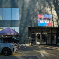 Afgelopen donderdag opende de beurs voor hedendaagse kunst in Antwerpen. ArtAntwerpen is het kleinere broertje van ArtBrussels. Het grootste verschil, naast de locatie, is de schaal en de nadruk op [&hellip;]