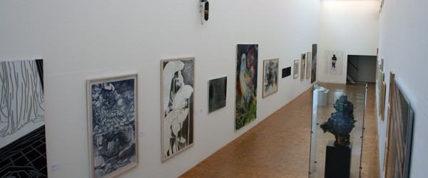 Om te beginnen is het een mooi gebaar, een hoge school die begint met het aanleggen van een kunstcollectie. Het is beter dan die verschillende gedichtposters of reproducties die je [&hellip;]