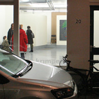 Aaron van Erp (1978) schildert grote leegtes op grote doeken, met slechts enkele vegen plaatst hij een figuur, bij voorkeur in de kleur zalmroze. Het valt niet direct op, maar [&hellip;]