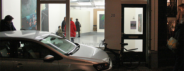 Aaron van Erp (1978) schildert grote leegtes op grote doeken, met slechts enkele vegen plaatst hij een figuur, bij voorkeur in de kleur zalmroze. Het valt niet direct op, maar [&hellip;]