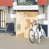 Het werk van Jaring Lokhorst (1972) lijkt steeds zich rondom niet-dingen te gaan. Geschilderde bouwplaatsen, hekwerken waar iets niet in de haak is of een saai uitzicht uit een raam. Het zijn geen [&hellip;]