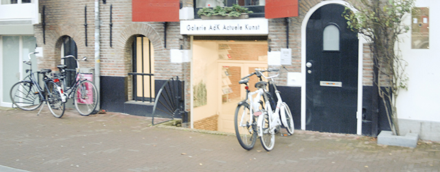 Het werk van Jaring Lokhorst (1972) lijkt steeds zich rondom niet-dingen te gaan. Geschilderde bouwplaatsen, hekwerken waar iets niet in de haak is of een saai uitzicht uit een raam. Het zijn geen [&hellip;]