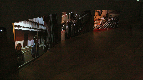 Aernout Mik - Communitas - Driekanaals videoinstallatie zonder geluid