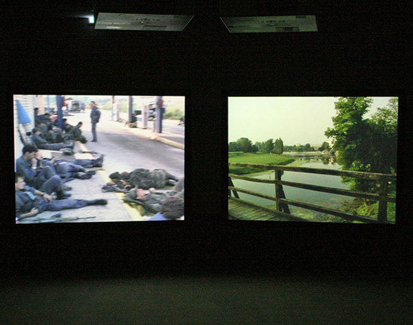 Aernout Mik - Raw Footage - Tweekanaals videoinstallatie zonder geluid