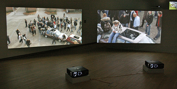 Aernout Mik - Schoolyard - Tweekanaals videoinstallatie zonder geluid