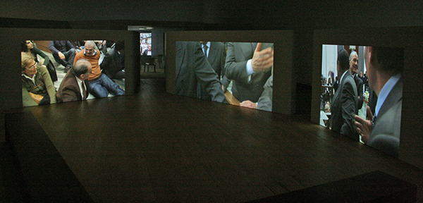 Aernout Mik - Shifting Sitting - Driekanaals videoinstallatie zonder geluid