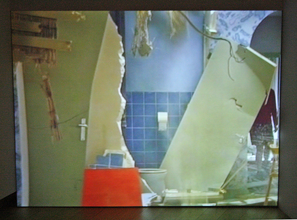 Aernout Mik - Softer Catwalk in Collapsing Rooms - Eenkanaals videoinstallatie zonder geluid