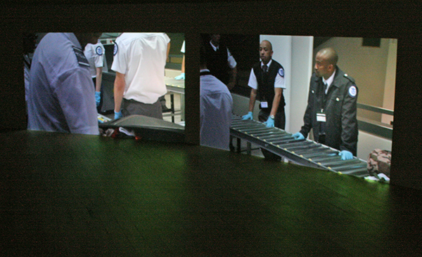 Aernout Mik - Touch, Rise and Fall - Tweekanaals videoinstallatie zonder geluid