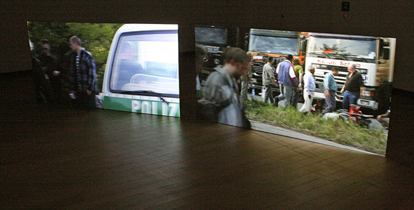 Aernout Mik - Training Ground - Tweekanaals videoinstallatie zonder geluid