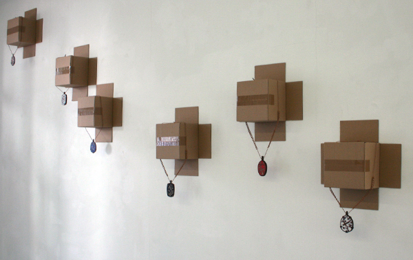 Agata Bartos - Out of Religion - 10x6cm Epoxyhars, notenhout en rozenkrans Agata Bartos - Out of Religion - 10x6cm Epoxyhars, notenhout en rozenkrans