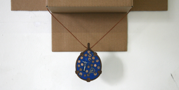 Agata Bartos - Out of Religion - 10x6cm Epoxyhars, notenhout en rozenkrans_2 Agata Bartos - Out of Religion - 10x6cm Epoxyhars, notenhout en rozenkrans