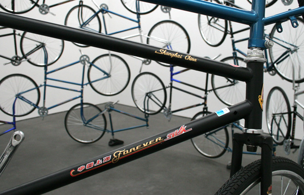 Ai Weiwei - Forever - 42 fietsen van het Chinese Forever merk (detail) Ai Weiwei - Forever - 42 fietsen van het Chinese Forever merk (detail)