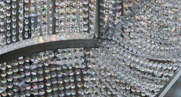 Ai Weiwei - Fountain of Light - Staal, kristallen en houten platform (detail) Ai Weiwei - Fountain of Light - Staal, kristallen en houten platform (detail)