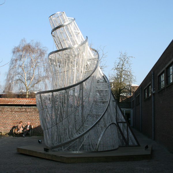 Ai Weiwei - Fountain of Light - Staal, kristallen en houten platform Ai Weiwei - Fountain of Light - Staal, kristallen en houten platform