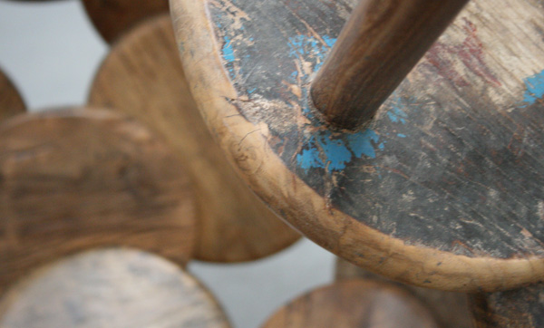 Ai Weiwei - Grapes - Houten krukken (uit de Qing Dynastie 1644-1911) (detail) Ai Weiwei - Grapes - Houten krukken (uit de Qing Dynastie 1644-1911) (detail)