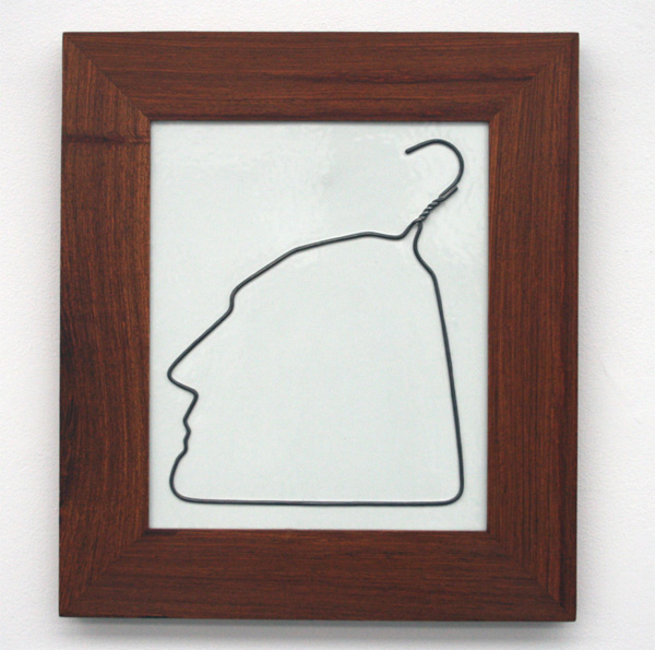 Ai Weiwei - Hangiende Man in Porselein - porselein in huang houten lijst Ai Weiwei - Hangiende Man in Porselein - porselein in huang houten lijst