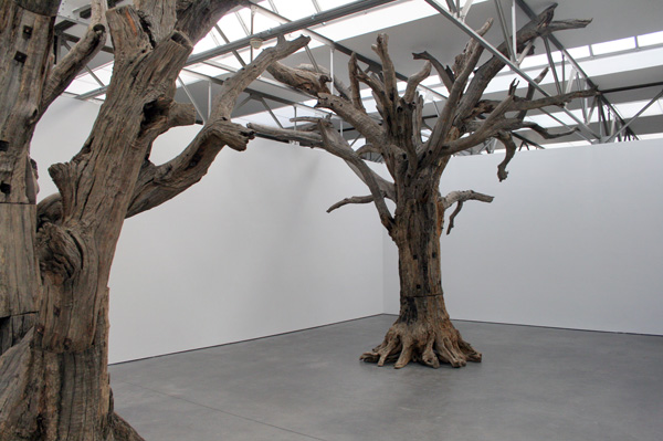 Ai Weiwei - Tree #2 - Stukken boom dat op Chinese wijze aan elkaar bevestigd is Ai Weiwei - Tree #2 - Stukken boom dat op Chinese wijze aan elkaar bevestigd is