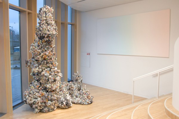 Aisling Hedgecock - Paradise Love Bar - Polystereen en pigmenten, 2006 & Jan Andriesse - Rainbow - 180x403cm Acrylverf op canvas, 2004