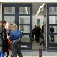 Misschien is het een schildersding om tijdens het kijken naar een schilderij te kijken hoe het gemaakt is. Niet alleen het beeld an sich bekijk ik, vaak bekijk ik ook [&hellip;]