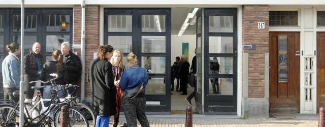 Misschien is het een schildersding om tijdens het kijken naar een schilderij te kijken hoe het gemaakt is. Niet alleen het beeld an sich bekijk ik, vaak bekijk ik ook [&hellip;]