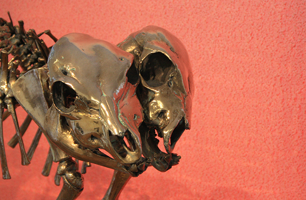 Alex Israel - Flat Untitled - Hout, gips en verf & Sherrie Levine - False God - Gegoten brons (detail)