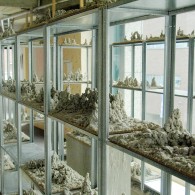 De eindexamenpresentatie van Arnhem vind dit jaar plaats in een oud kantoorgebouw. Nu niet dat kantoorgebouwen niet geschikt zijn voor presentaties met kunst, maar dan moet er goed rekening gehouden [&hellip;]