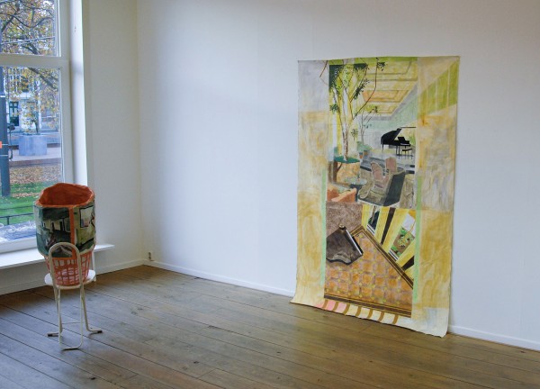 Alice Mendelowitz - Lean Bin - 67x41x43cm Mixed Media & Yelow Rooms - 215x142cm - Olieverf en acrylverf op katoen