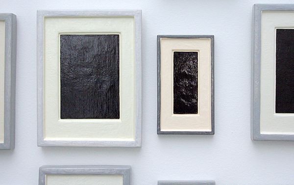 Allan McCollum - Plaster Surrogates - Lakverf op gips (detail)