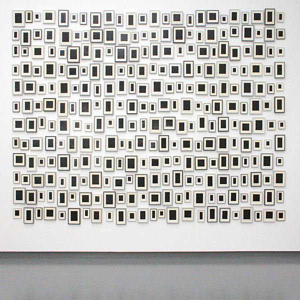 Allan McCollum - Plaster Surrogates - Lakverf op gips