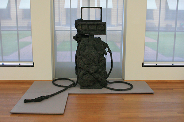 Allora & Calzadilla - Petrified Petrol Pump (version III) - Zwarte lave en trevertijn