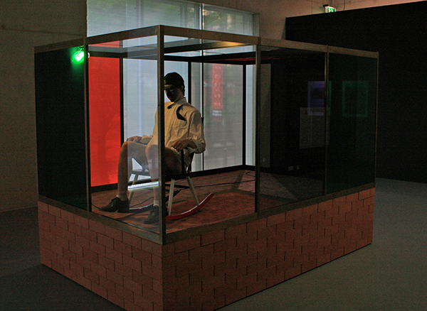 Andro Wekua - Wait to Wait - Was, textiel, aluminium, glas bakstenen en motor