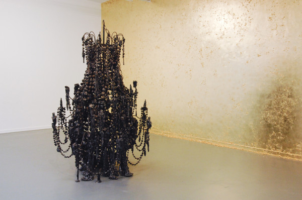 Anne Wenzel - Bright Solitude (Chandelier) - Keramiek en metaal 2007