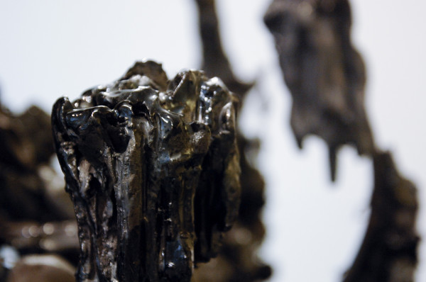 Anne Wenzel - Bright Solitude (Chandelier) - Keramiek en metaal 2007 (detail)