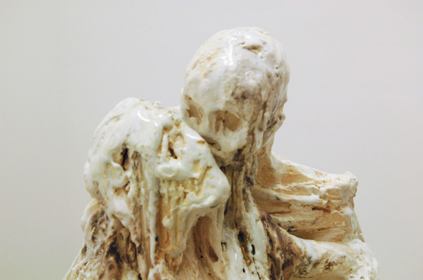 Anne Wenzel - Der Tod un das Madchen (nach Hans Baldung Grien) - Keramiek en parelmoer luster 2011 (detail)