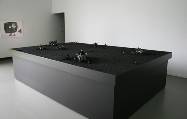 Anne Wenzel - Heaven - Keramiek, houtskool, verf en hout