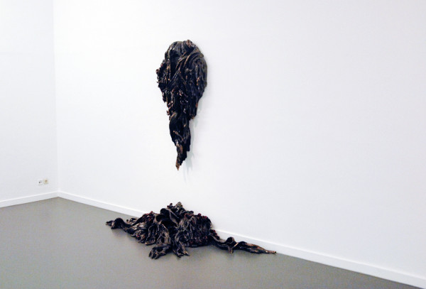 Anne Wenzel - Requim of Heroism (Wreath, Ribbons) - Keramiek en metaal 2010