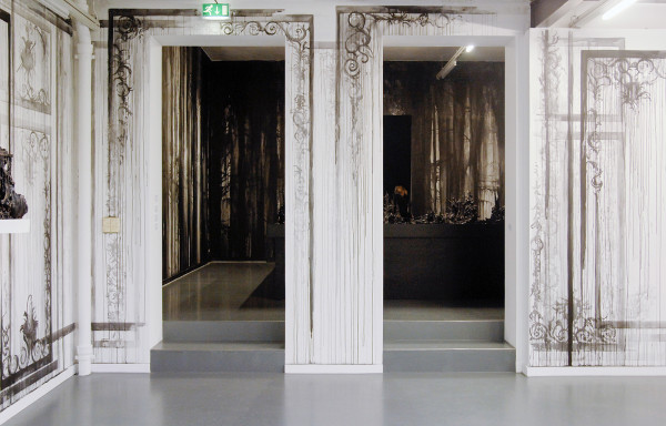 Anne Wenzel - Silent Landscape - Keramiek, water, hout en verf 2006 (entree)