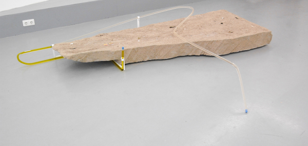 Anne de Vries - At Capberton Beach - 278x190x31cm Vinaigre aux herbes, Huile d'olive, acrylaat buizen, rubberen kurken, roestvrijstaal, strand zand en piepschuim