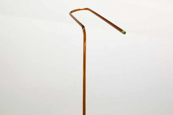 Anne de Vries - At the Koudonsia bus stop - 260x57x175cm Aarde, gedroogde plant, soft drinkes, acrylaat buizen, rubberen kurken, roestvrij staal en verf (detail)