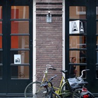 Ik moet eerlijk toegeven, ik vraag me ook wel eens af waarom kunst zo duur is. Zo vraagt Erik van Lieshout (1968) zich ook af of 30.000 euro voor een tekening, [&hellip;]