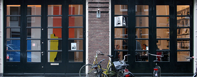 Ik moet eerlijk toegeven, ik vraag me ook wel eens af waarom kunst zo duur is. Zo vraagt Erik van Lieshout (1968) zich ook af of 30.000 euro voor een tekening, [&hellip;]