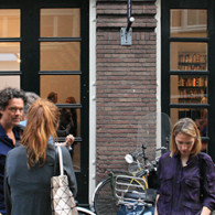 Aan het begin van dit jaar zag ik in De Hallen de solopresentatie van Roger Hiorns. Daar bleek hij in een poetisch nihilisme de absolute betekenis van objecten te ondermijnen. [&hellip;]