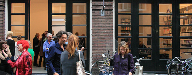 Aan het begin van dit jaar zag ik in De Hallen de solopresentatie van Roger Hiorns. Daar bleek hij in een poetisch nihilisme de absolute betekenis van objecten te ondermijnen. [&hellip;]