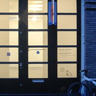 Hoeveel indruk kunnen acht kleine schilderijen maken? Het werk van Rezi van Lankveld (1973) is klein, de meeste doeken meten rondom de 50 bij 40 centimeter. Bescheiden van formaat maar ook het [&hellip;]