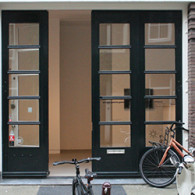 Alweer anderhalf jaar geleden toonde Dick Verdult (1954) hoe hij een museale ruimte naar zijn hand zette. Dat deed hij met succes, de white cubes waren ineens niet zo wit meer. [&hellip;]