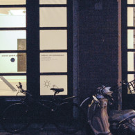 Het valt bijna niet op. Wie door de galerie heeft gelopen en de werken aanschouwt heeft. Doeken met faradayverf en restanten bladgoud die eigenlijk bedoelt waren voor de geluidsisolerende voorwerpen [&hellip;]